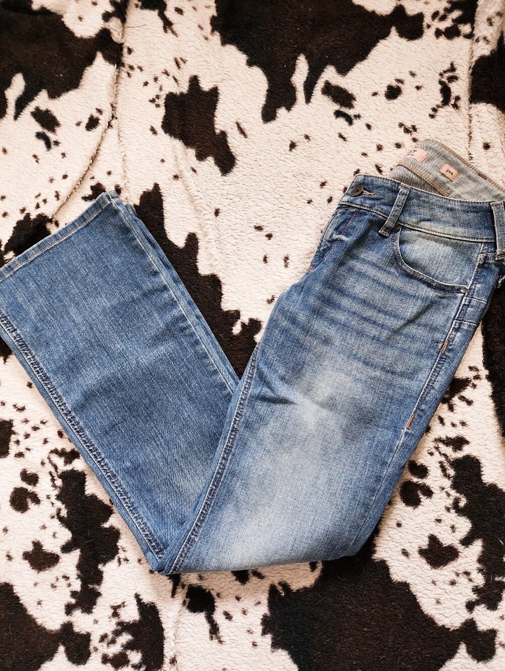 *NWOT "ARIAT" WOMEN'S MID RISE BOOTCUT JEANS - LIGHT BLUE